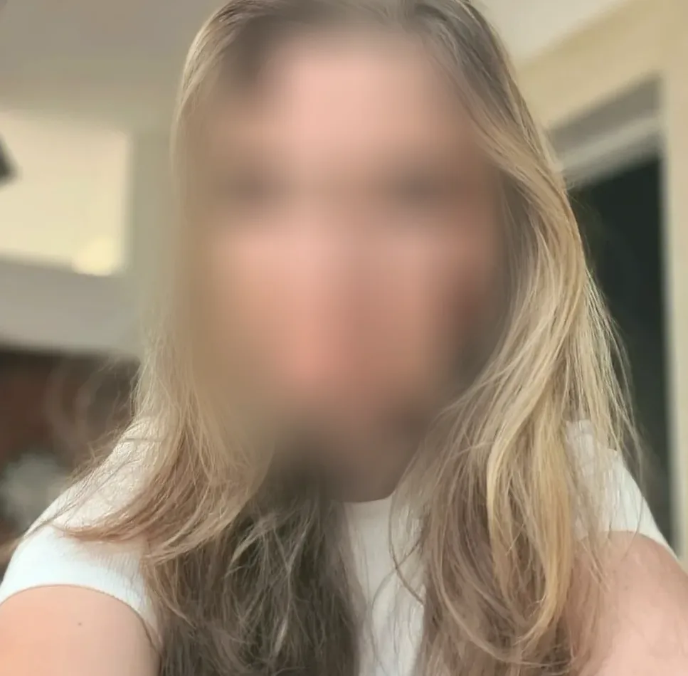 Lucia, 22