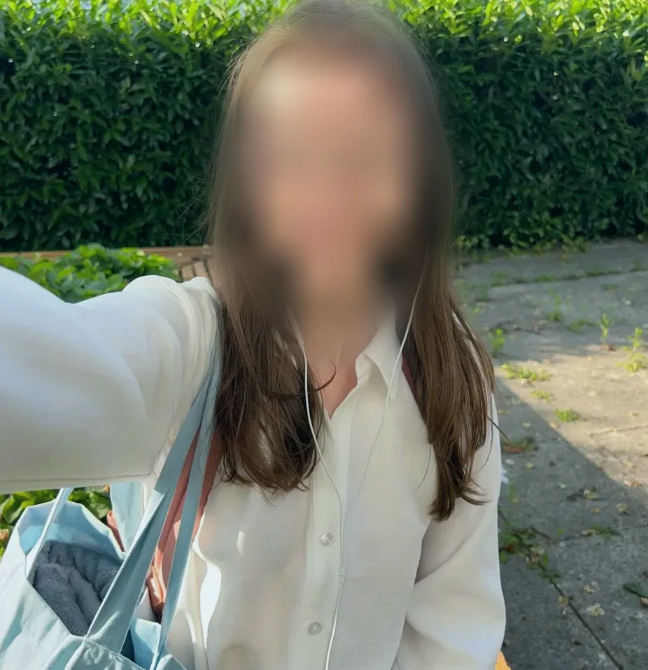 Manuela, 22